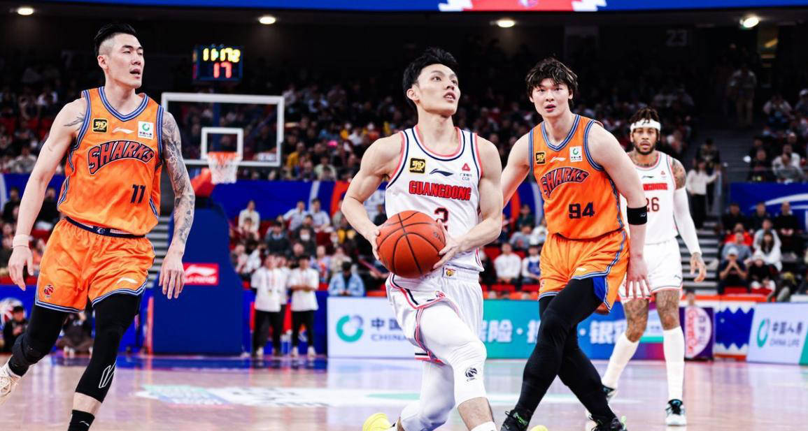 九游娱乐平台关于广东宏远训练开放日,今晚复出首秀引欢呼,CBA常规赛在即,身体对抗强度拉满的信息