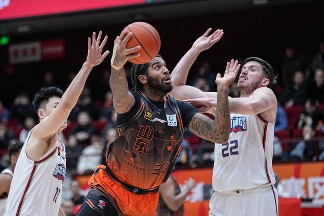 欧篮联转会期走向成谜，山东男篮伤情更新，目标明确，年轻球员得到机会的简单介绍